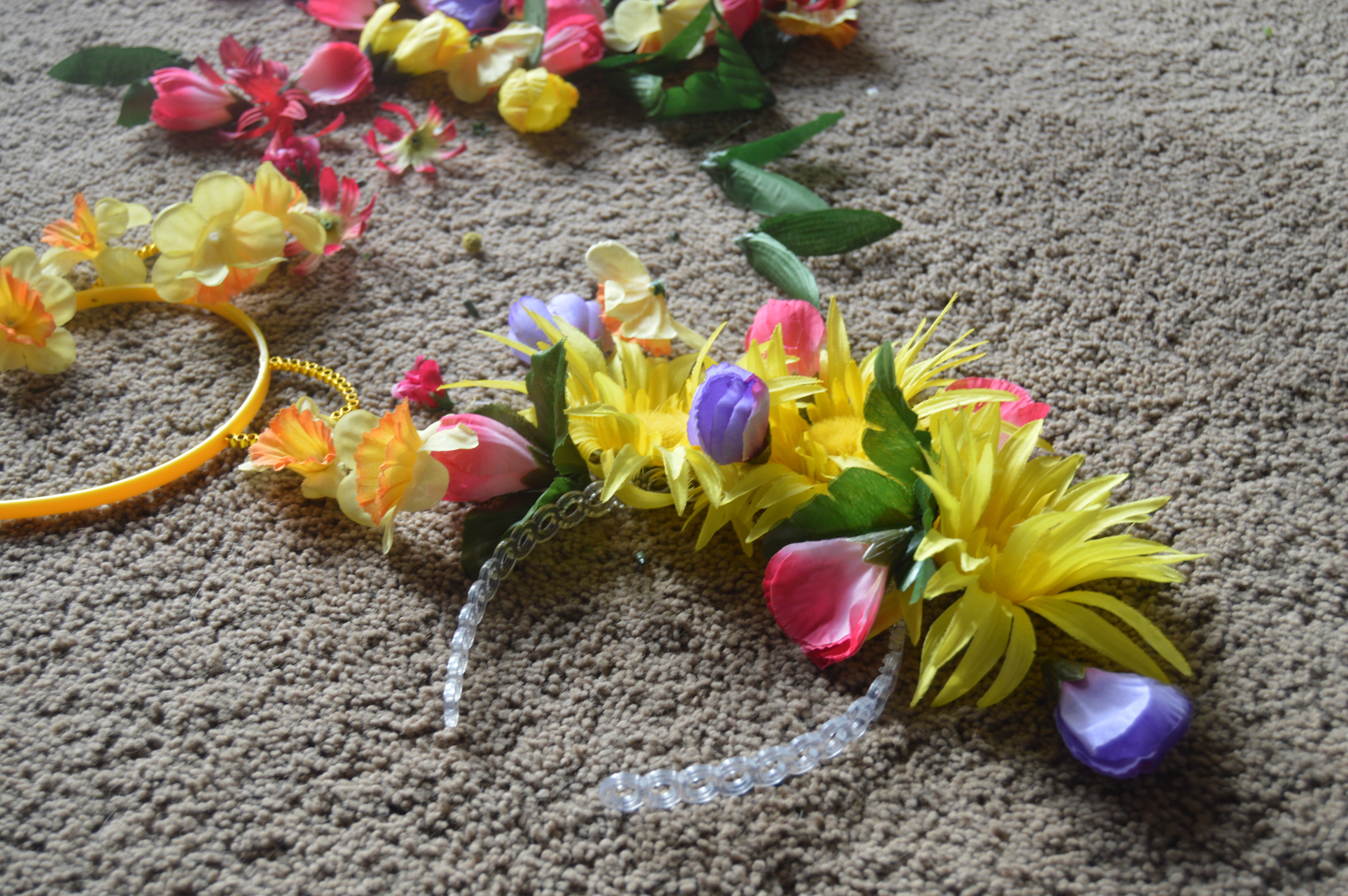 Teen blogger Nyah Marie AKA Style Stalker shows you a DIY which she uses to embrace her inner '70s girl, DIY flower crowns, involving one cat ear crown.