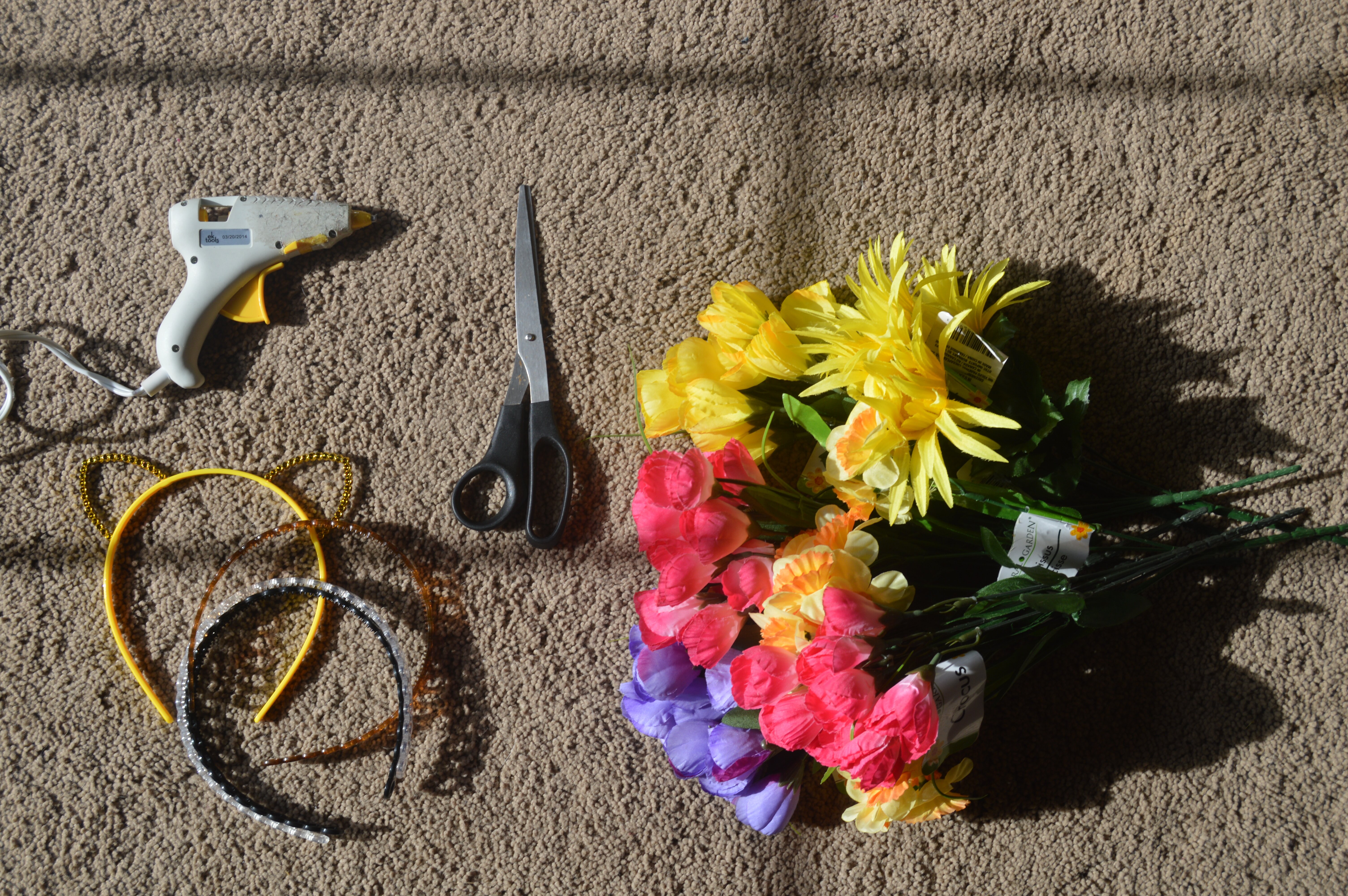 Teen blogger Nyah Marie AKA Style Stalker shows you a DIY which she uses to embrace her inner '70s girl, DIY flower crowns, involving one cat ear crown.