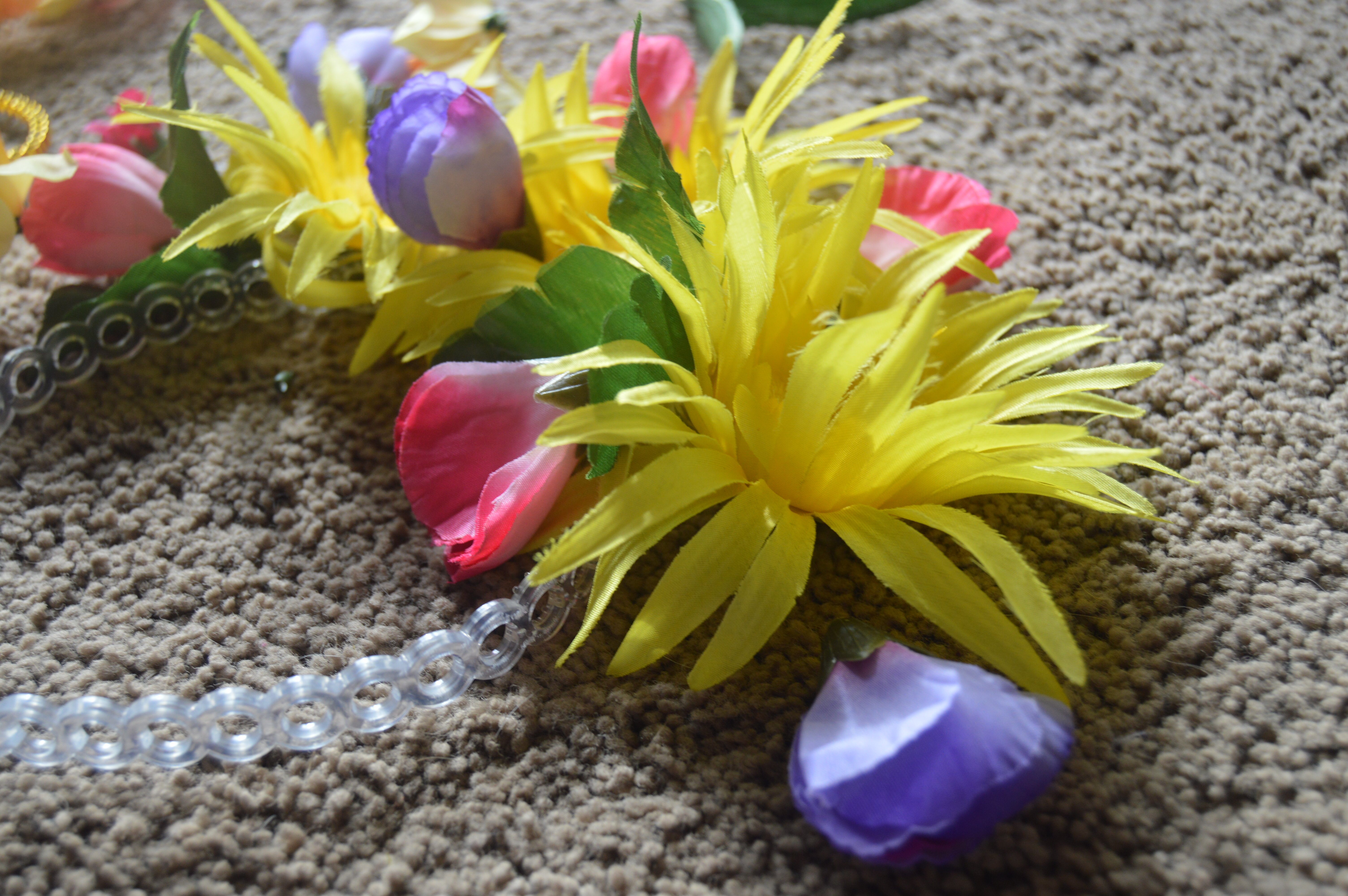 Teen blogger Nyah Marie AKA Style Stalker shows you a DIY which she uses to embrace her inner '70s girl, DIY flower crowns, involving one cat ear crown.