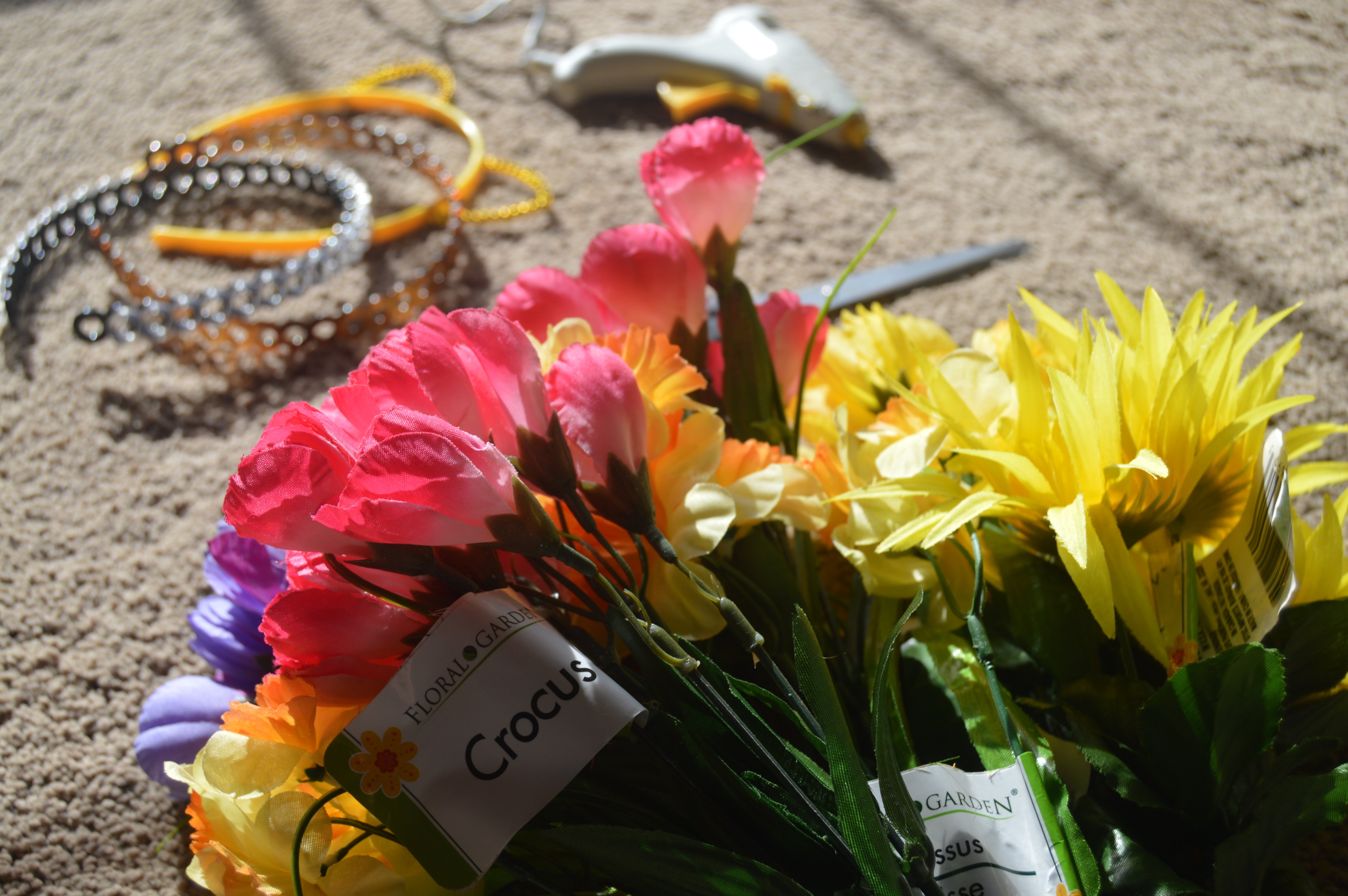 Teen blogger Nyah Marie AKA Style Stalker shows you a DIY which she uses to embrace her inner '70s girl, DIY flower crowns, involving one cat ear crown.