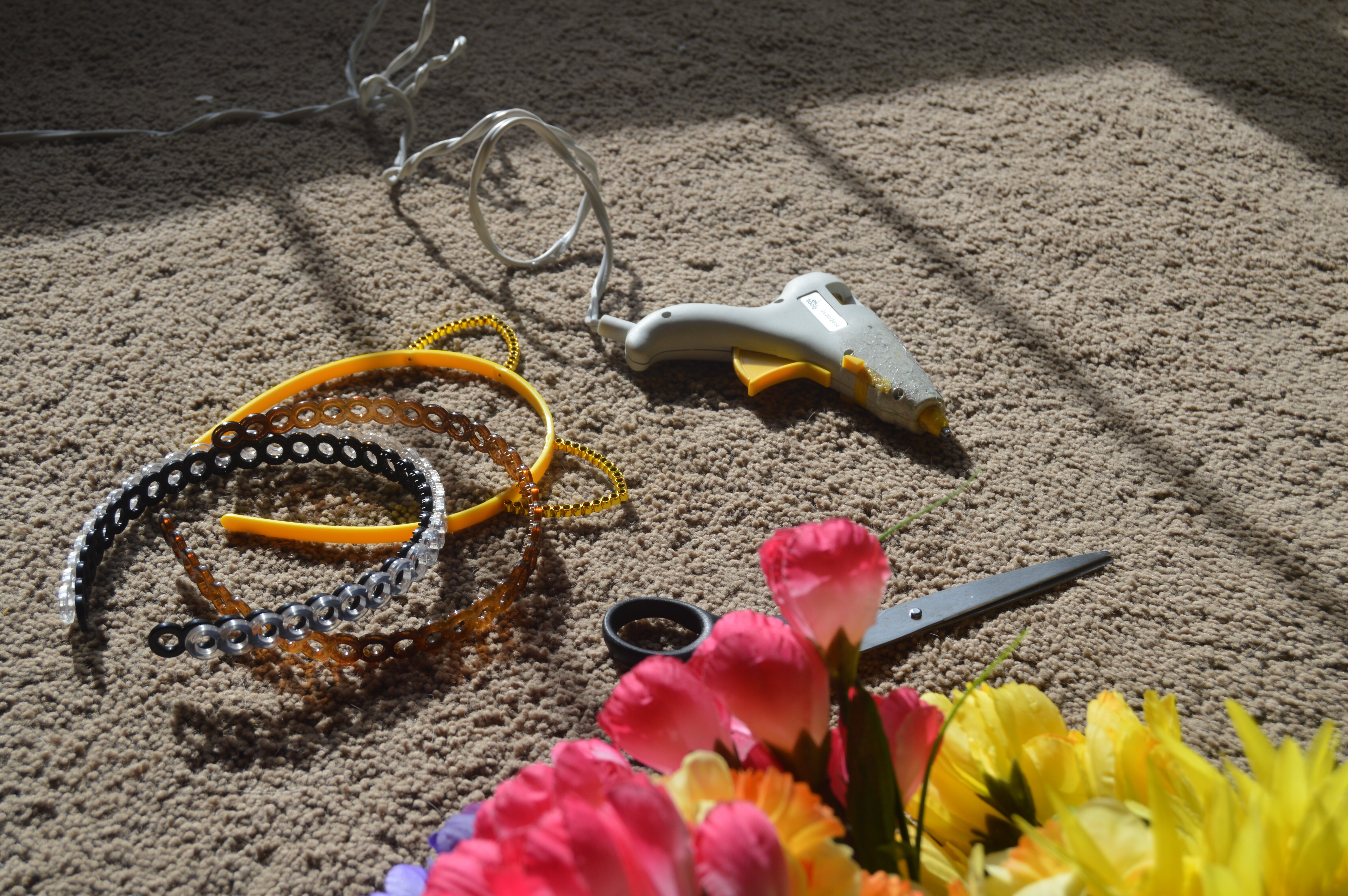 Teen blogger Nyah Marie AKA Style Stalker shows you a DIY which she uses to embrace her inner '70s girl, DIY flower crowns, involving one cat ear crown.