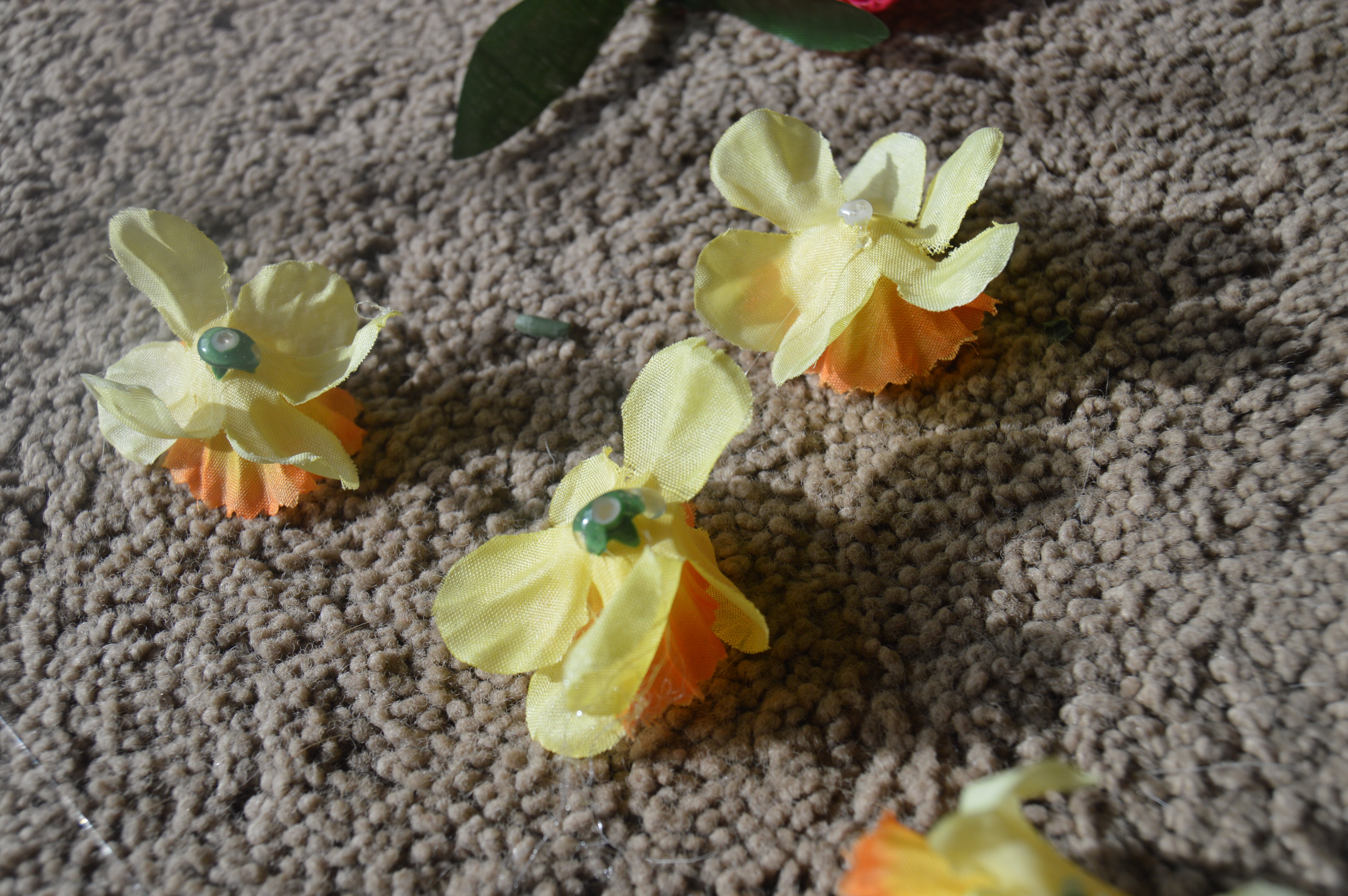Teen blogger Nyah Marie AKA Style Stalker shows you a DIY which she uses to embrace her inner '70s girl, DIY flower crowns, involving one cat ear crown.