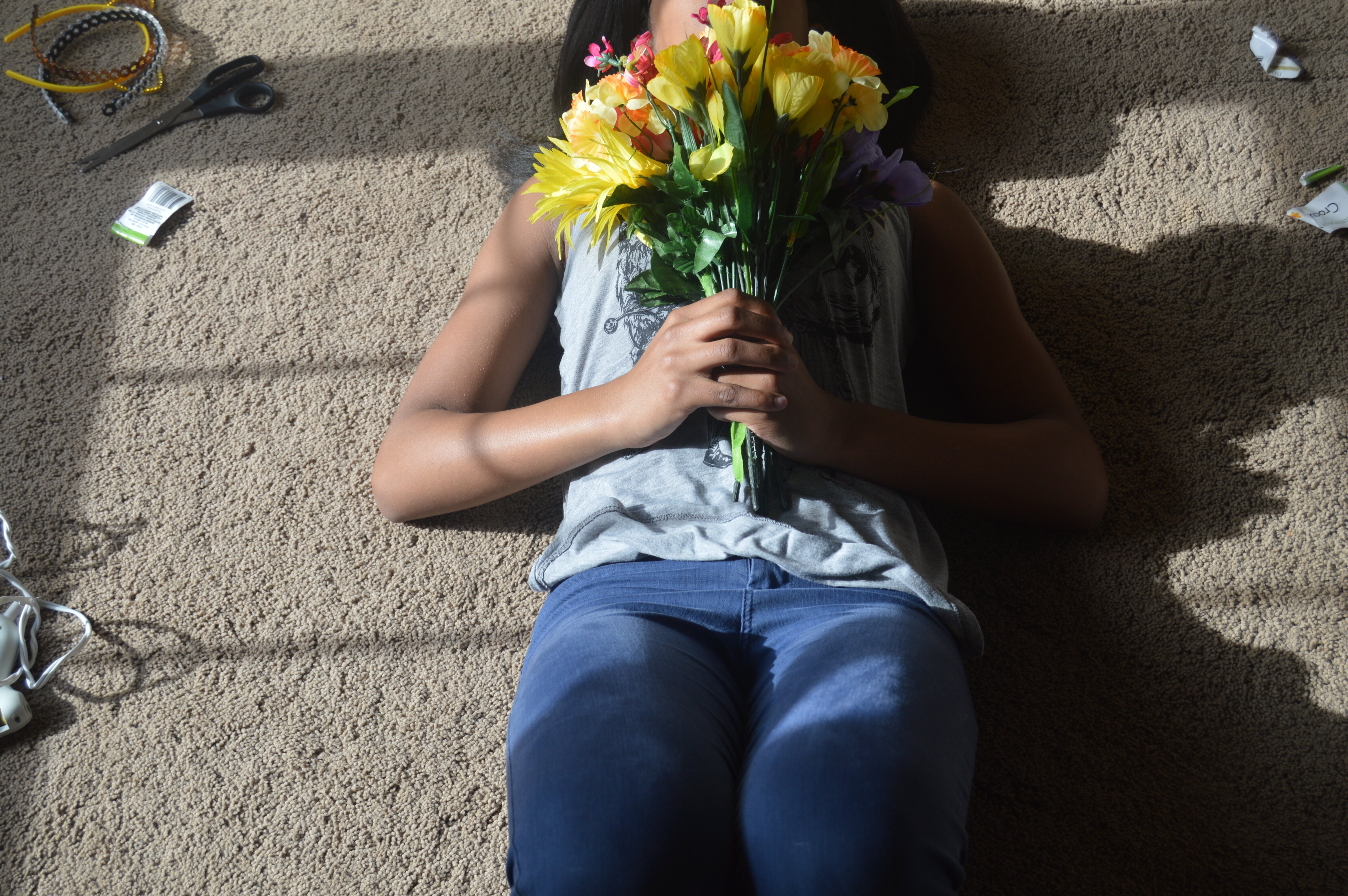 Teen blogger Nyah Marie AKA Style Stalker shows you a DIY which she uses to embrace her inner '70s girl, DIY flower crowns, involving one cat ear crown.
