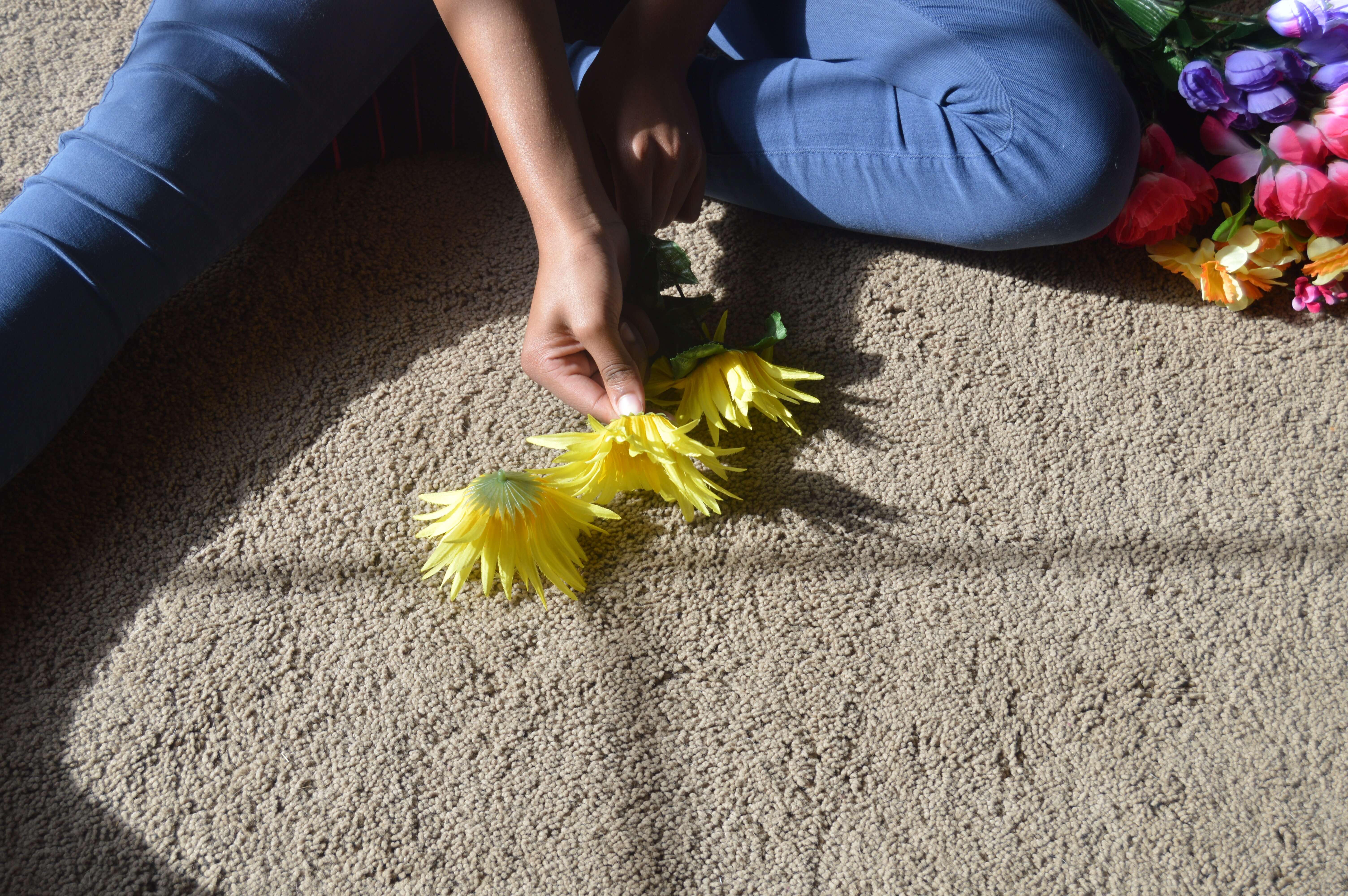 Teen blogger Nyah Marie AKA Style Stalker shows you a DIY which she uses to embrace her inner '70s girl, DIY flower crowns, involving one cat ear crown.