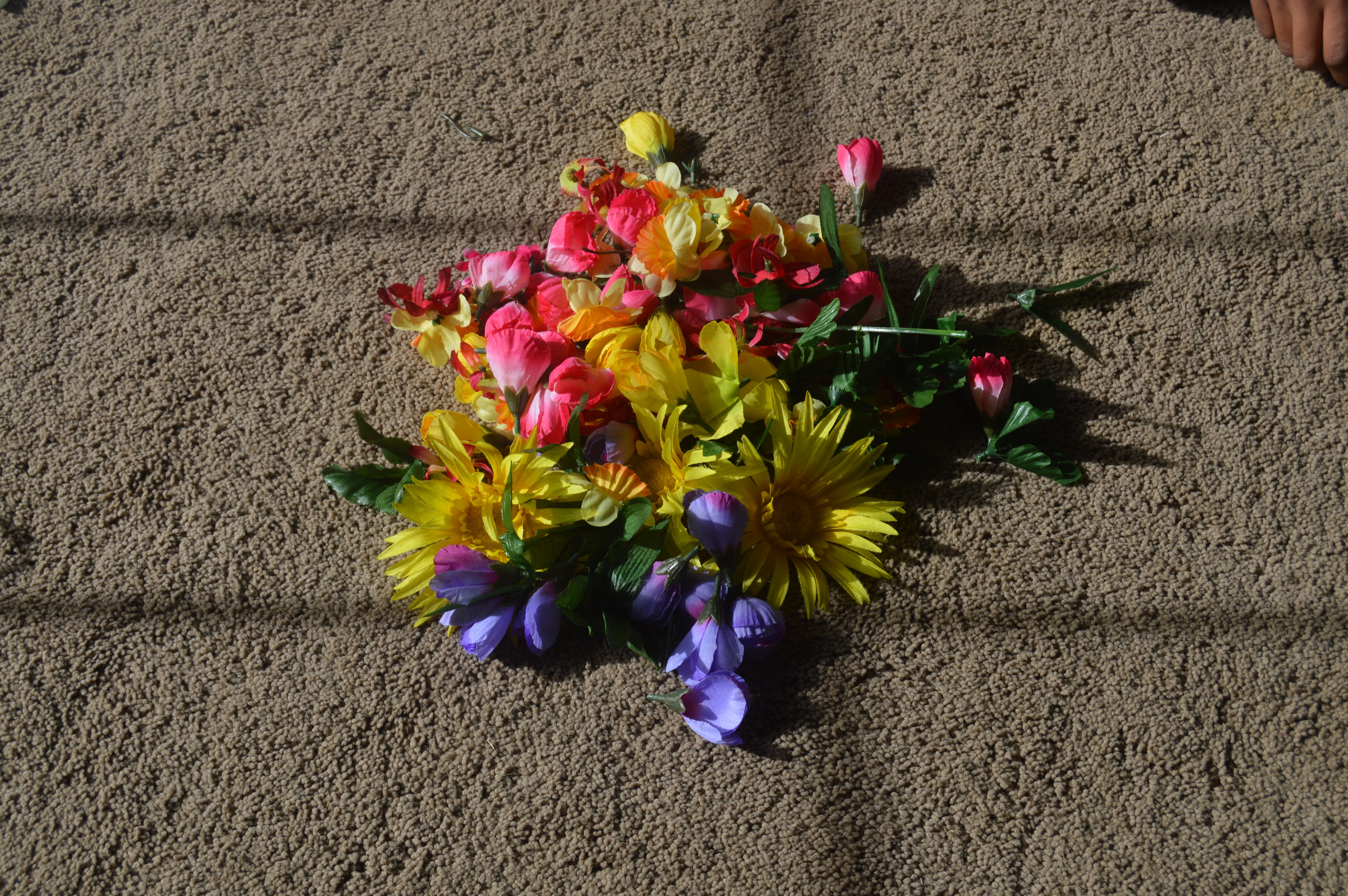 Teen blogger Nyah Marie AKA Style Stalker shows you a DIY which she uses to embrace her inner '70s girl, DIY flower crowns, involving one cat ear crown.