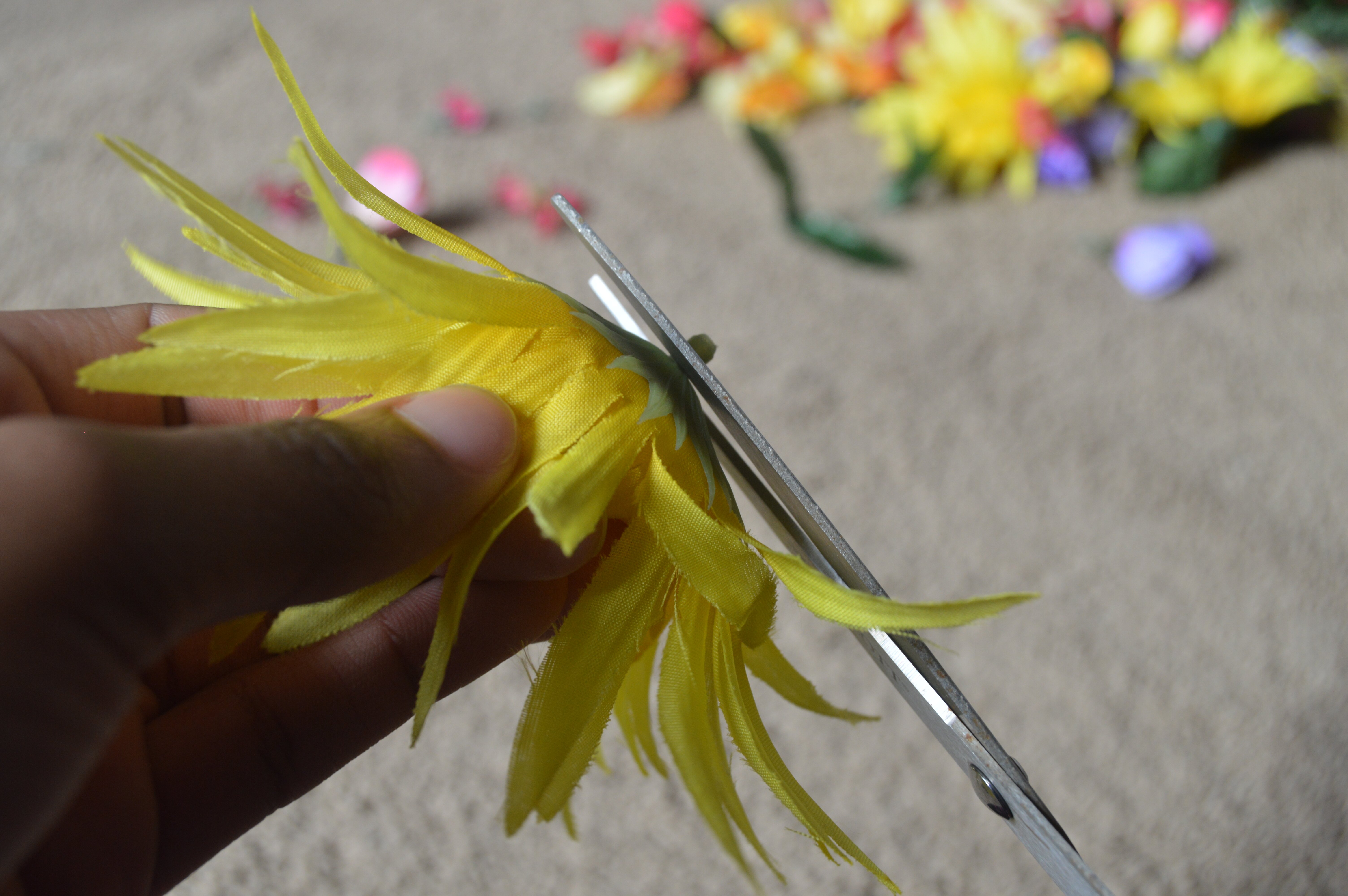 Teen blogger Nyah Marie AKA Style Stalker shows you a DIY which she uses to embrace her inner '70s girl, DIY flower crowns, involving one cat ear crown.