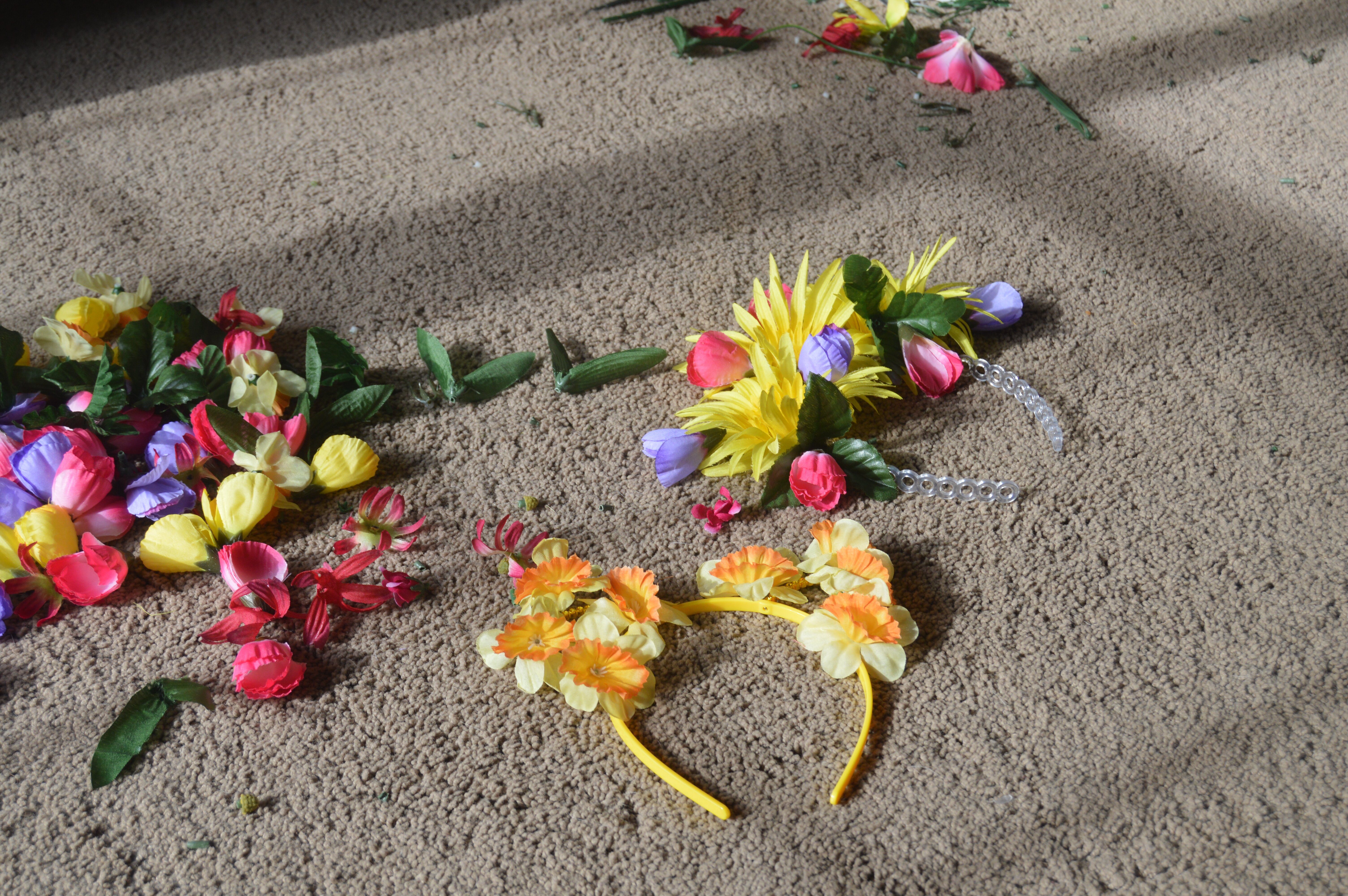 Teen blogger Nyah Marie AKA Style Stalker shows you a DIY which she uses to embrace her inner '70s girl, DIY flower crowns, involving one cat ear crown.