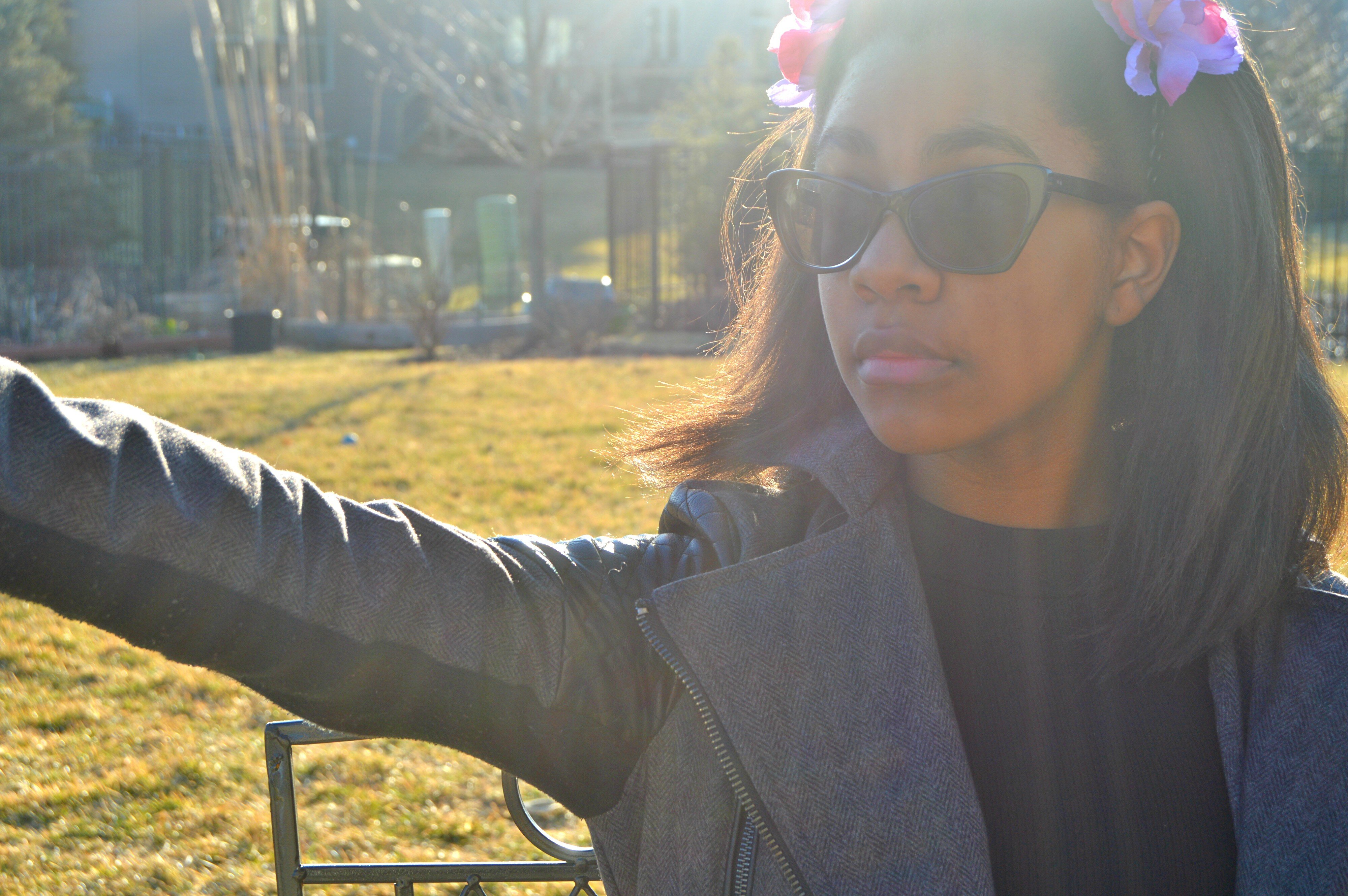Teen blogger Nyah Marie AKA Style Stalker shows you a DIY which she uses to embrace her inner '70s girl, DIY flower crowns, involving one cat ear crown.